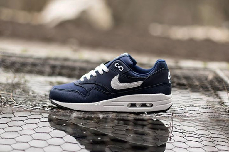 a-first-look-at-nike-air-max-1-gs-midnight-navy-legend-blue-0
